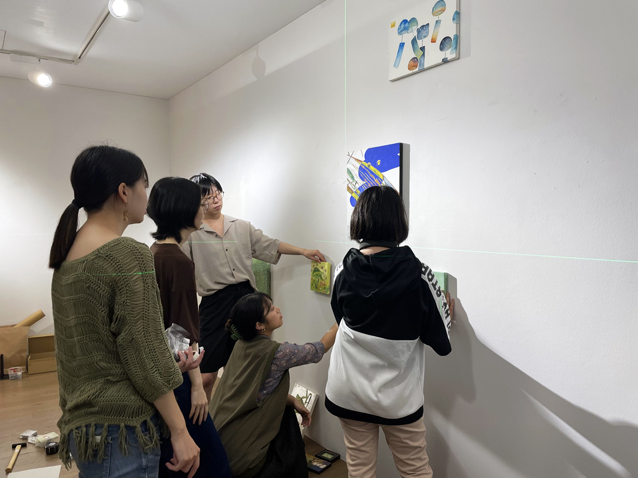 小金沢ゼミ展2023「井戸と窓」　美術科 日本画コース学生の作品展示の様子