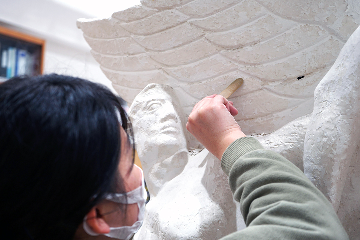 「文教の杜ながい」の石膏像　文化財保存修復学科学生による修復作業