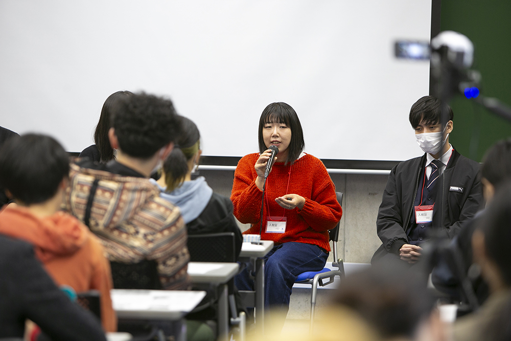 中学校教諭 鏡菜花さん 教職課程の演習にゲスト出演した際の様子