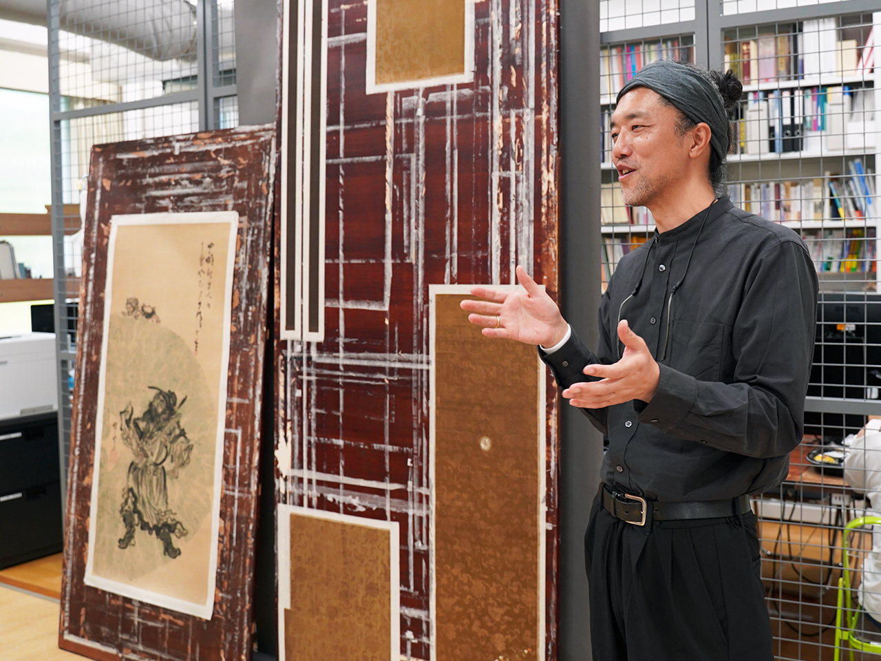 東洋絵画修復を専門とする杉山教授