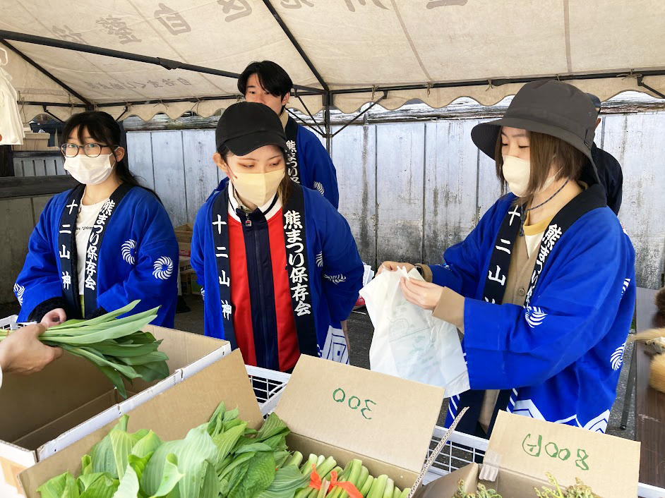小国町の熊祭りでの物販活動