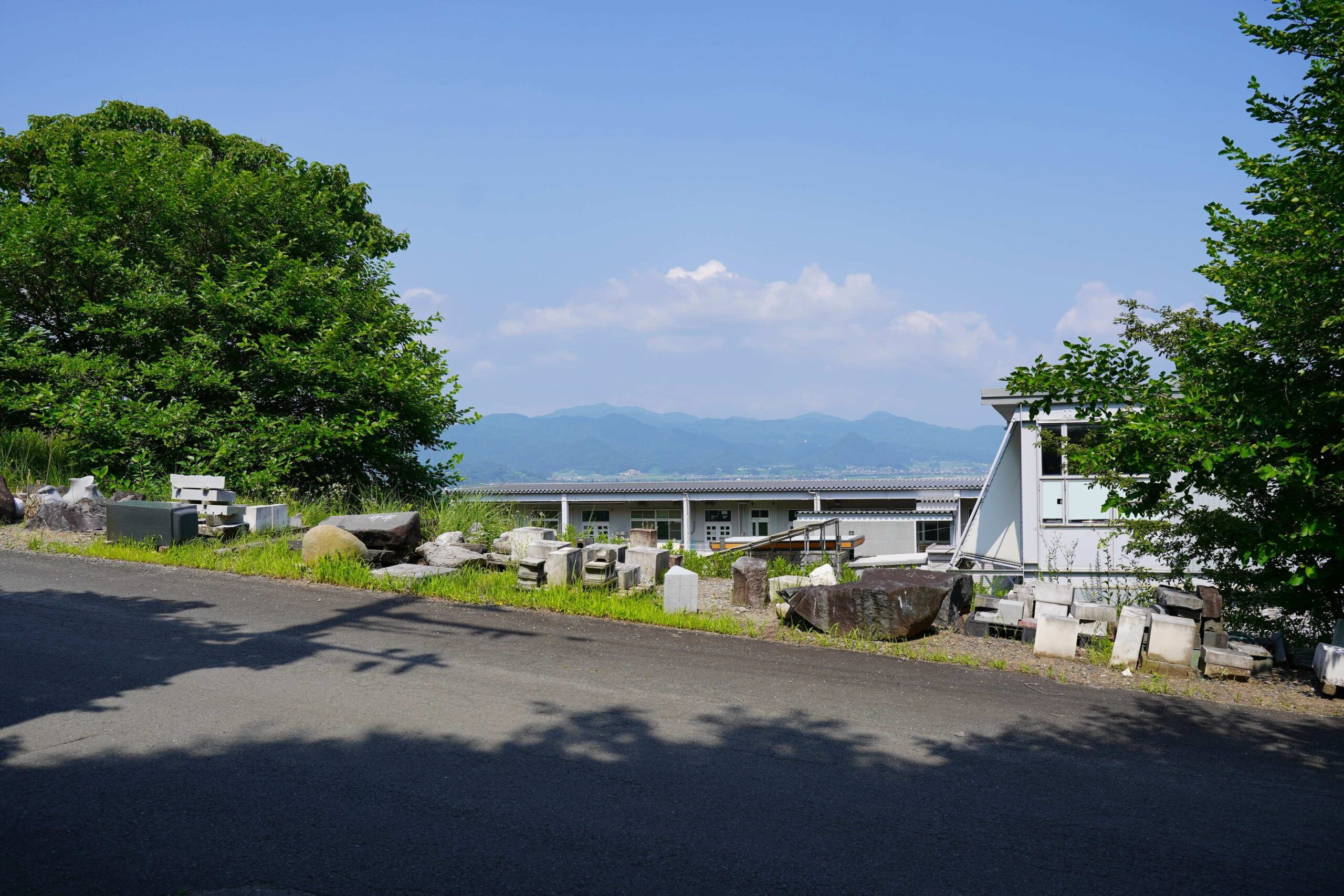 彫刻実習棟まわり