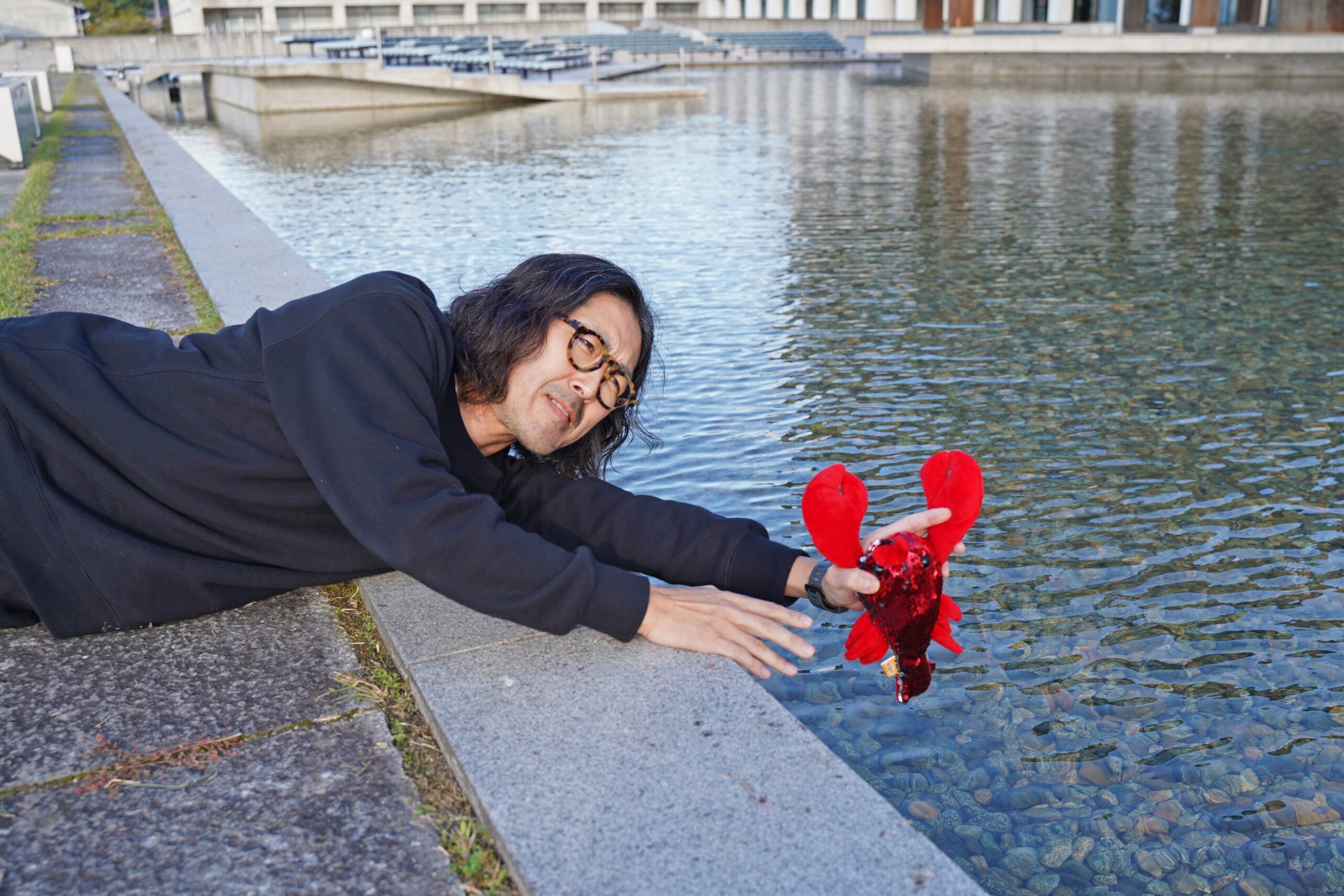 大学の池でロブスターを素手で捕まえる