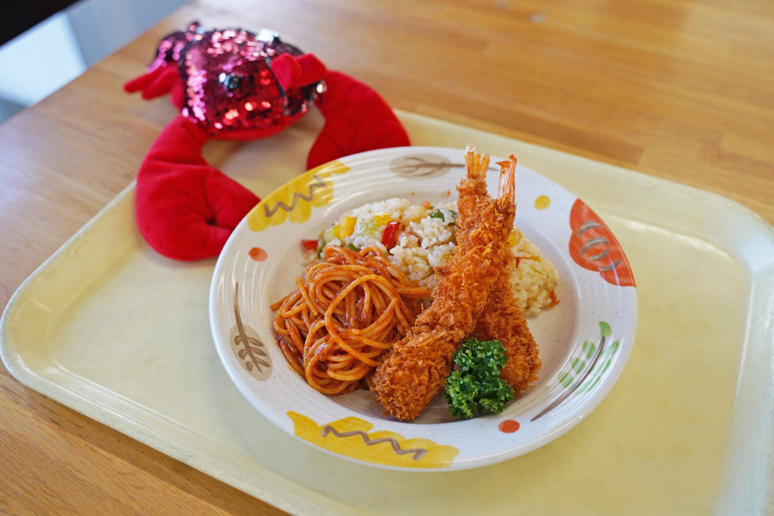 学食のコラボメニュー「エビランチセット」