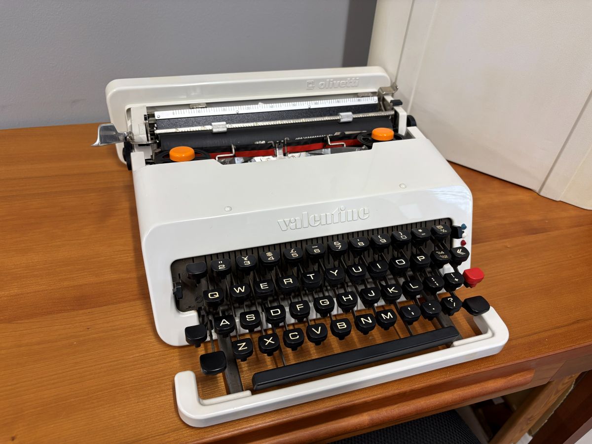 白いValentine by Olivetti