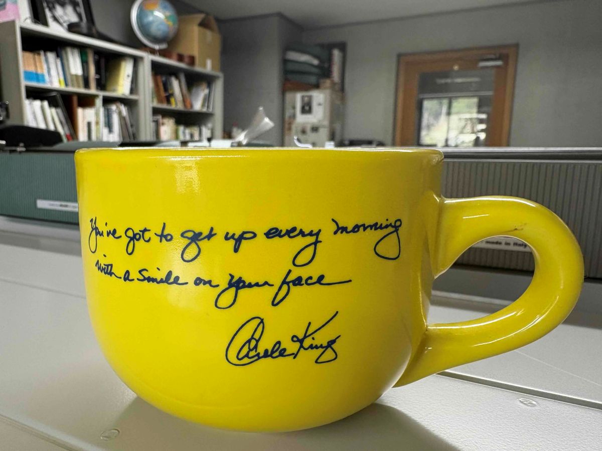 「Beautiful」の一節がプリントされたカップ