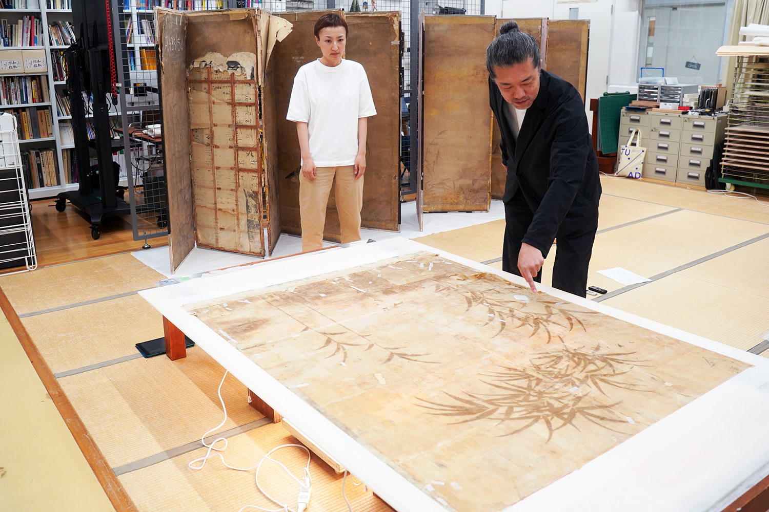 修復を進めている青森県中泊町・宮越家の襖絵