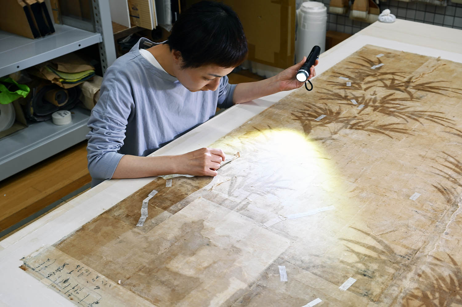 竹図襖絵の旧補修紙を調査