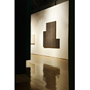 フェルトの合間から見える中村作品「commitment1-は」木版、和紙、195.5×228×5cm、1999